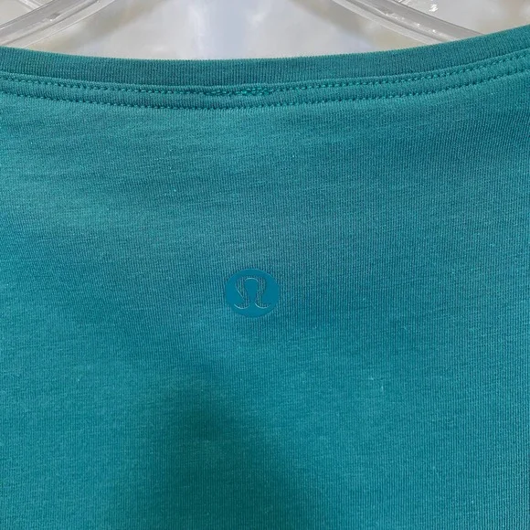 Lululemon back in action Green Long Sleeve Tee - Picture 5 of 5